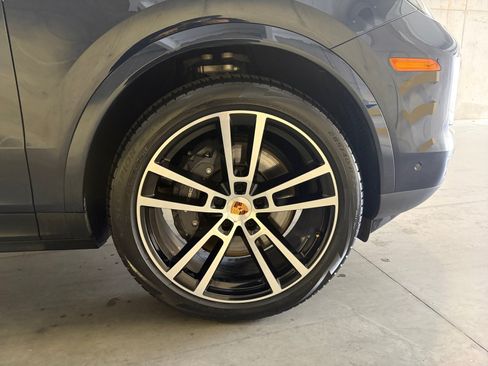Certified 2025 Porsche Cayenne AWD/4WD image 19