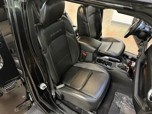 Used 2022 Jeep Wrangler Unlimited Sahara w/ Cold Weather Group AWD/4WD image 13