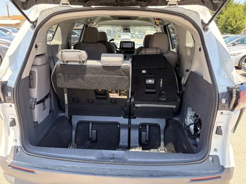 Used 2023 Toyota Sienna LE FWD image 8