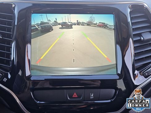 Used 2022 Jeep Cherokee Limited image 23