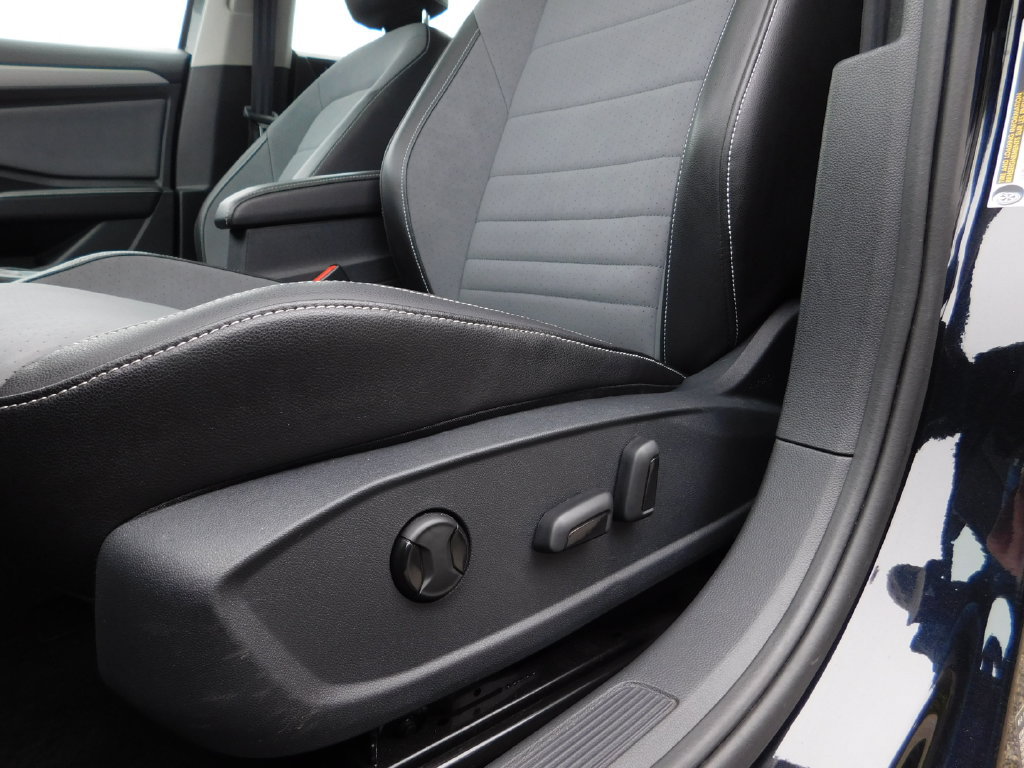 Used 2026 Volkswagen Jetta SE FWD image 18