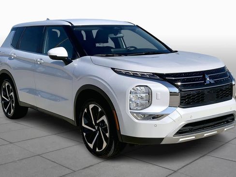 Used 2024 Mitsubishi Outlander SE image 3