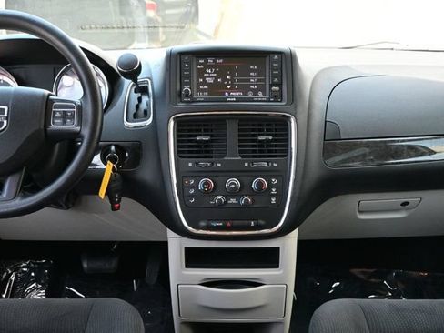 Used 2019 Dodge Grand Caravan SE w/ UConnect Hands-Free Group FWD image 10