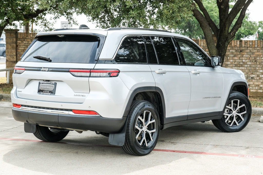 Used 2023 Jeep Grand Cherokee Limited w/ Luxury Tech Group II AWD/4WD image 16