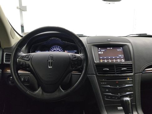 Used 2019 Lincoln MKT AWD image 22