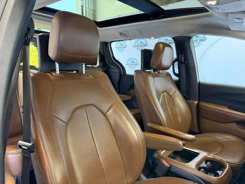 Used 2017 Chrysler Pacifica Limited FWD image 34