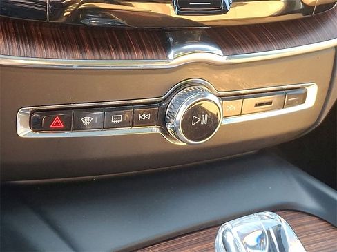 Used 2024 Volvo XC60 B5 Ultimate w/ Protection Package Premier image 15