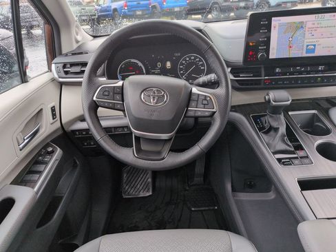 Used 2024 Toyota Sienna Limited image 13