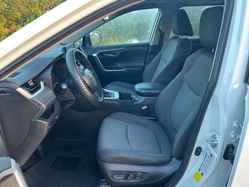 Used 2022 Toyota RAV4 XLE w/ Convenience Package FWD image 14