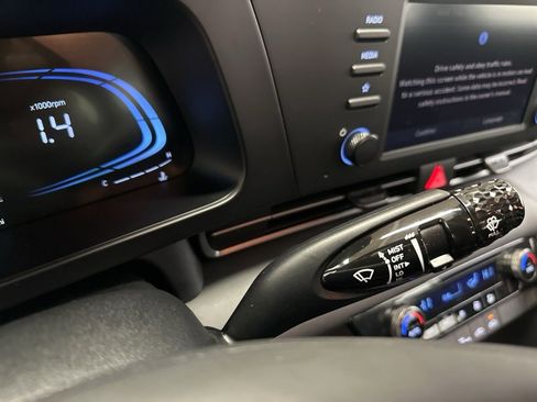 Used 2025 Hyundai Elantra Sport image 13