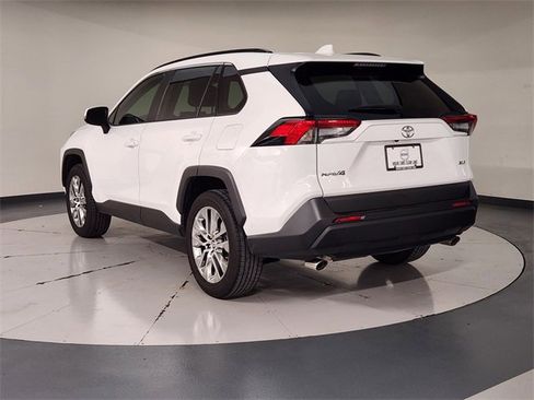 Used 2020 Toyota RAV4 XLE Premium image 6