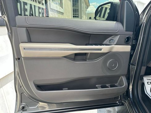 Used 2018 Ford Expedition XLT w/ Equipment Group 202A AWD/4WD image 20