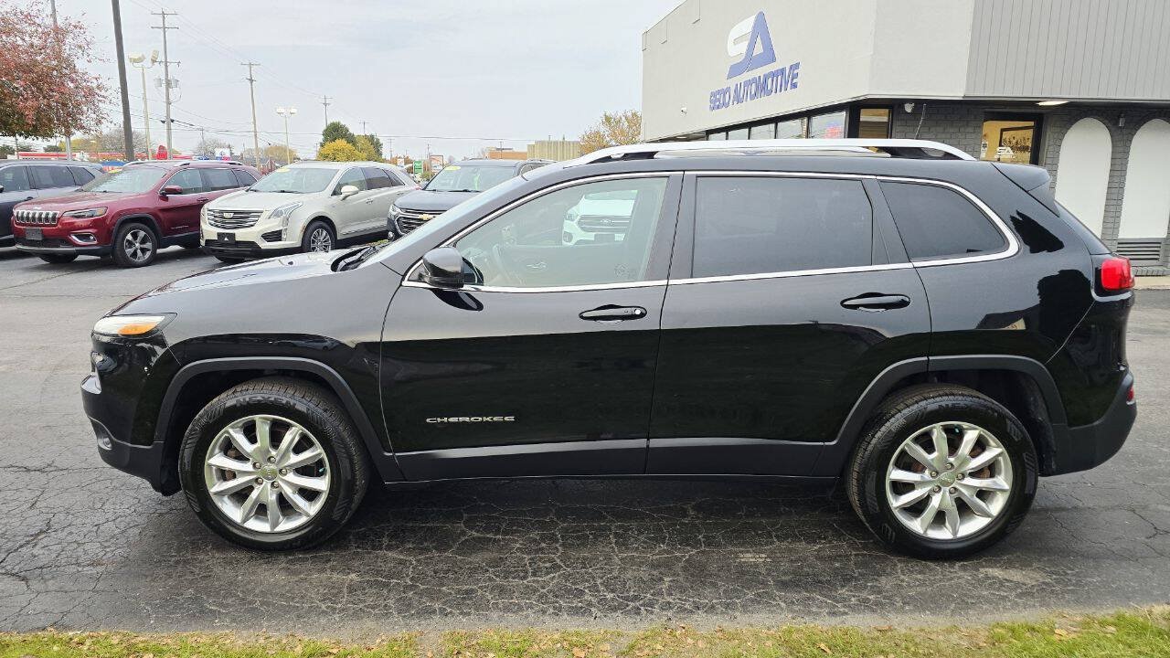 Used 2017 Jeep Cherokee Limited w/ Luxury Group AWD/4WD image 3