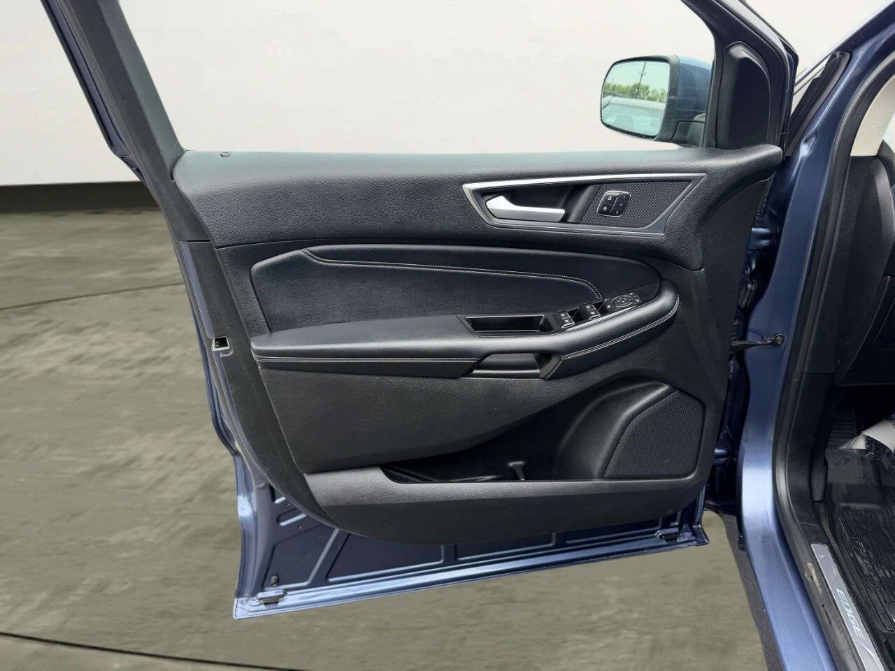 Used 2018 Ford Edge Titanium w/ Equipment Group 302A AWD/4WD image 12