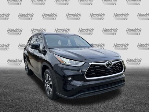 Used 2020 Toyota Highlander XLE image 2