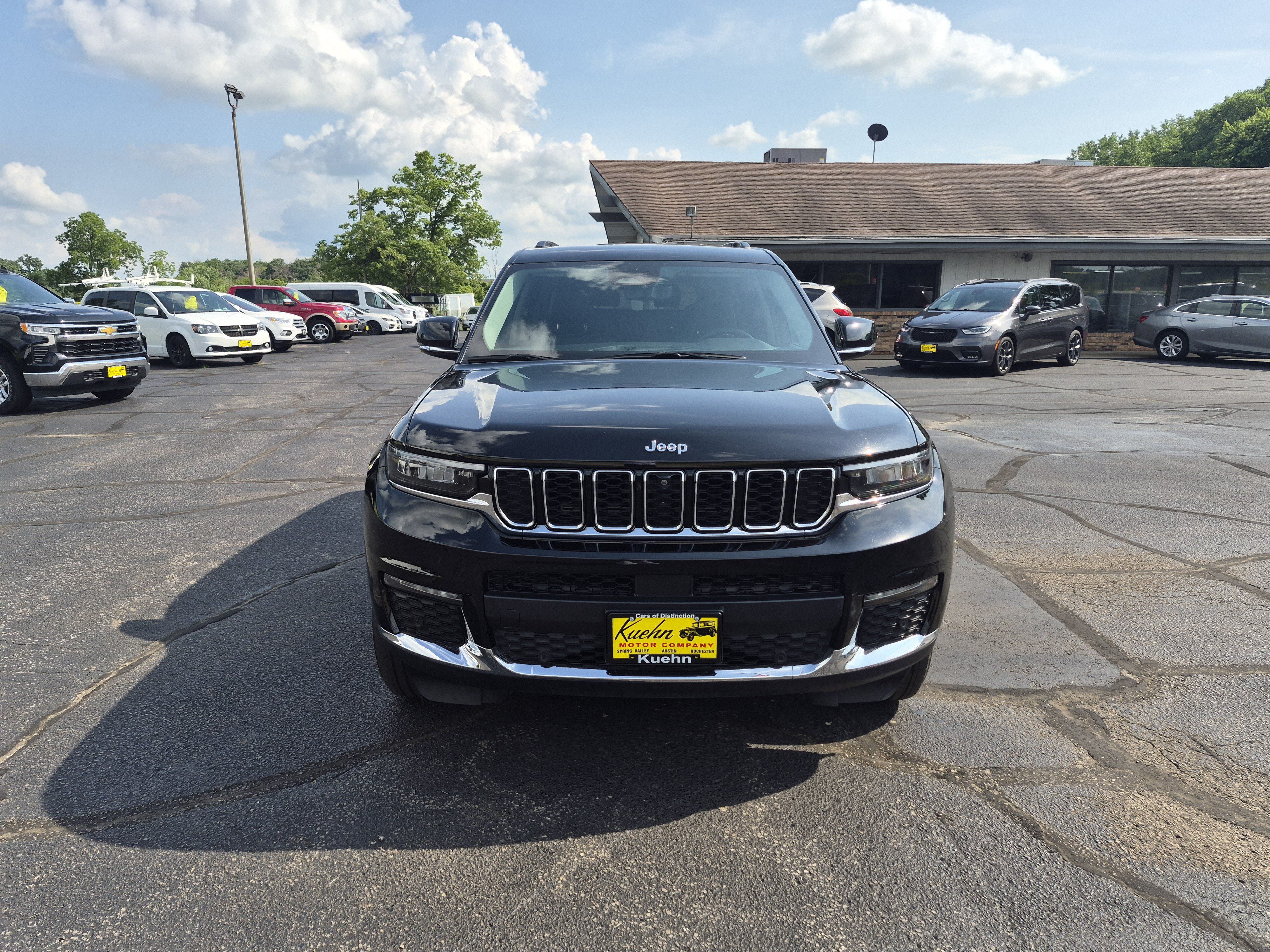 Used 2023 Jeep Grand Cherokee L Limited w/ Luxury Tech Group II AWD/4WD image 3