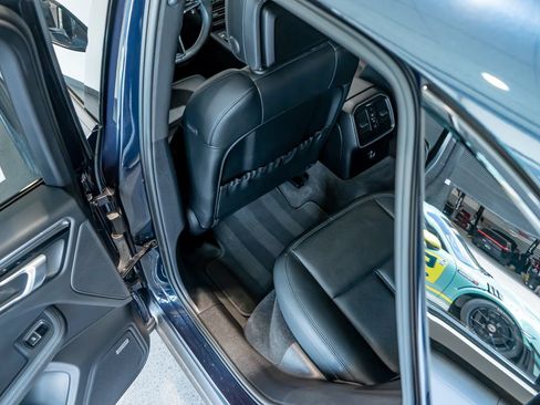 Certified 2021 Porsche Macan S AWD/4WD image 24
