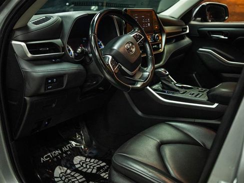 Used 2023 Toyota Highlander XLE AWD/4WD image 9
