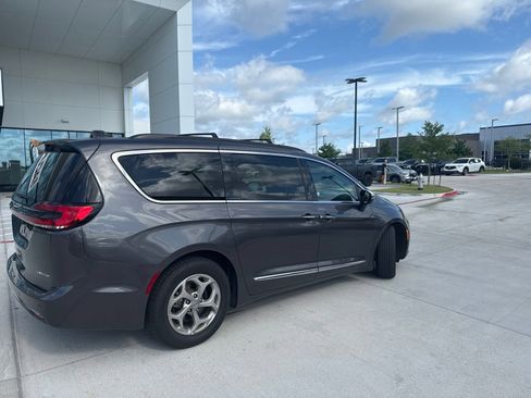 Used 2023 Chrysler Pacifica Limited FWD image 2