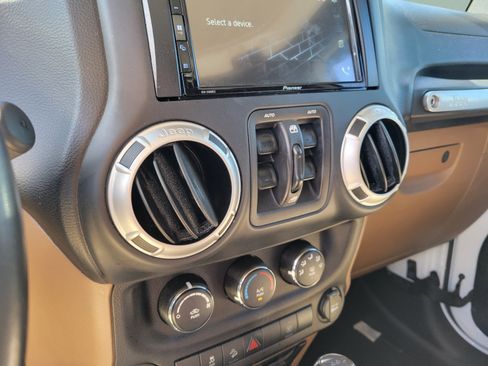 Used 2018 Jeep Wrangler Unlimited Sahara AWD/4WD image 17