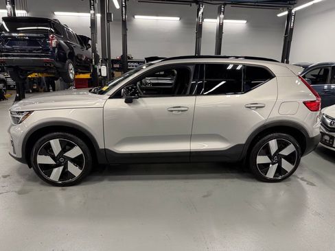 Used 2023 Volvo XC40 Recharge Ultimate image 3