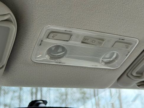 Used 2012 Toyota Yaris L image 21