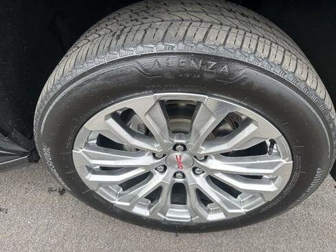 Used 2024 GMC Yukon XL Denali AWD/4WD image 9