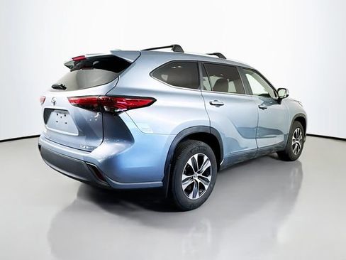 Used 2023 Toyota Highlander XLE AWD/4WD image 6