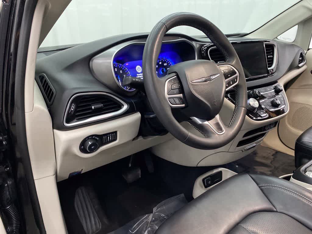 Used 2024 Chrysler Pacifica Touring-L FWD image 2