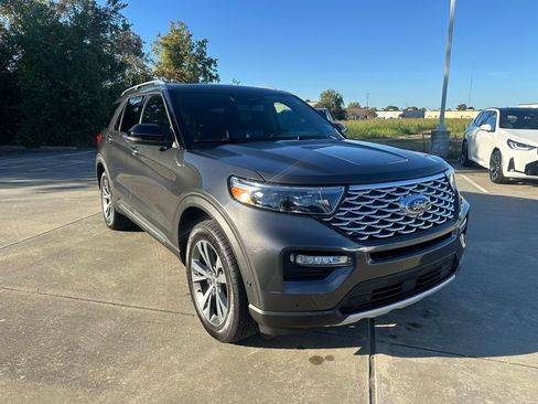 Used 2020 Ford Explorer Platinum w/ Premium Technology Package image 3
