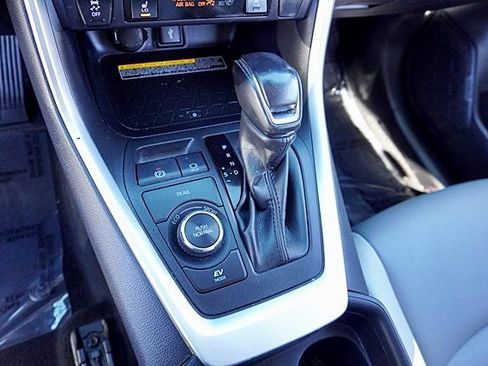 Used 2021 Toyota RAV4 XLE Premium image 32