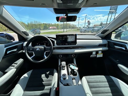 New 2025 Mitsubishi Outlander SE image 8