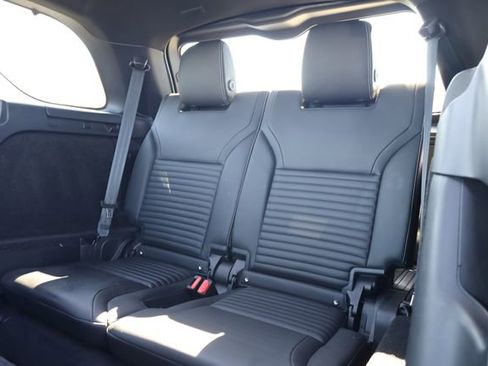 Used 2024 Land Rover Discovery Dynamic SE image 28