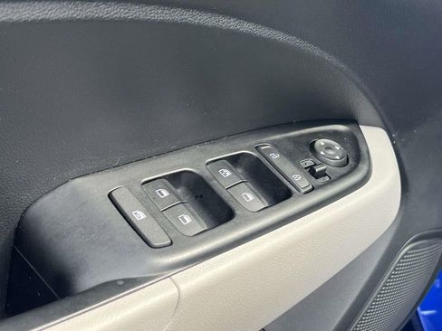 Used 2025 Hyundai Venue SEL image 17