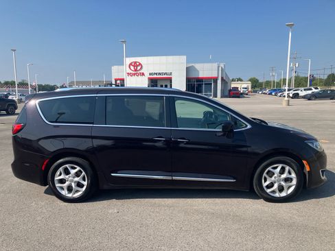 Used 2017 Chrysler Pacifica Touring-L Plus w/ Tire & Wheel Group FWD image 8