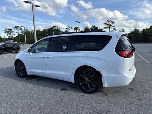 Used 2018 Chrysler Pacifica Touring-L Plus FWD image 5
