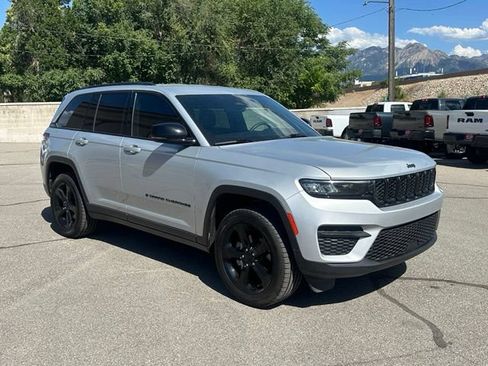 Certified 2023 Jeep Grand Cherokee Altitude AWD/4WD image 10