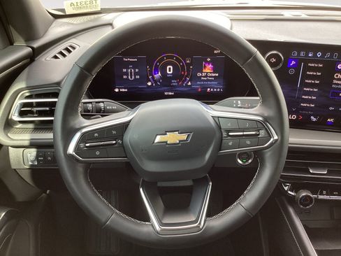 Used 2025 Chevrolet Traverse LT FWD image 15