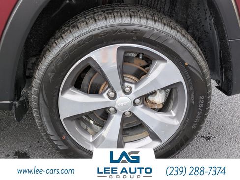 Used 2019 Jeep Cherokee Limited FWD image 9