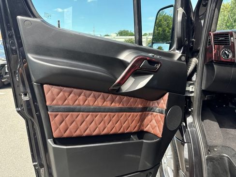 Used 2018 Mercedes-Benz Sprinter 2500 image 14
