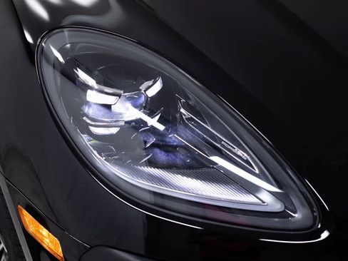 Certified 2025 Porsche Macan Turbo image 33