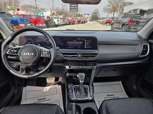 Used 2024 Kia Seltos EX image 12