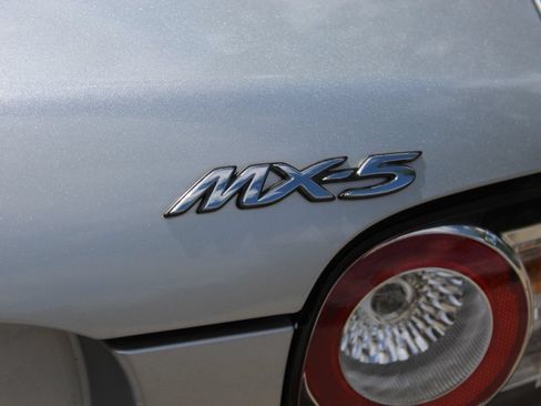 Used 2006 MAZDA MX-5 Miata Touring RWD image 26
