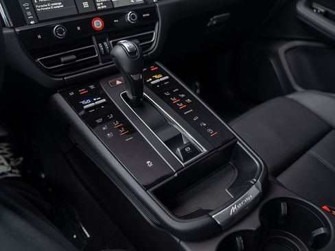 Certified 2025 Porsche Macan image 13