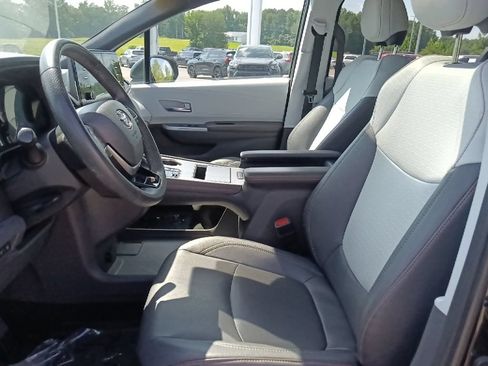 Used 2023 Toyota Sienna XSE FWD image 15