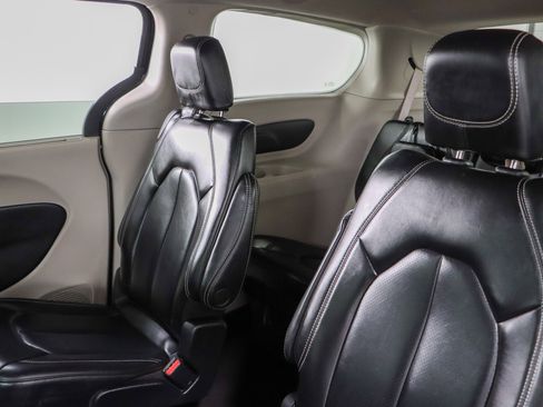 Used 2023 Chrysler Pacifica Touring-L FWD image 24