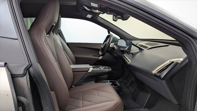 Used 2023 BMW iX xDrive50 w/ Sport Package AWD/4WD image 21