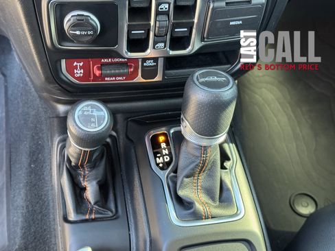 Used 2023 Jeep Gladiator Mojave w/ Cold Weather Group image 18