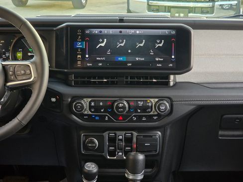 Used 2025 Jeep Wrangler Unlimited Sahara w/ Safety Group image 33