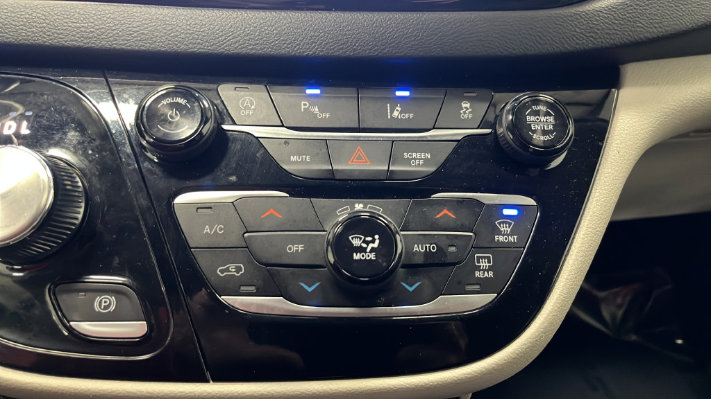 Used 2024 Chrysler Pacifica Touring-L FWD image 17